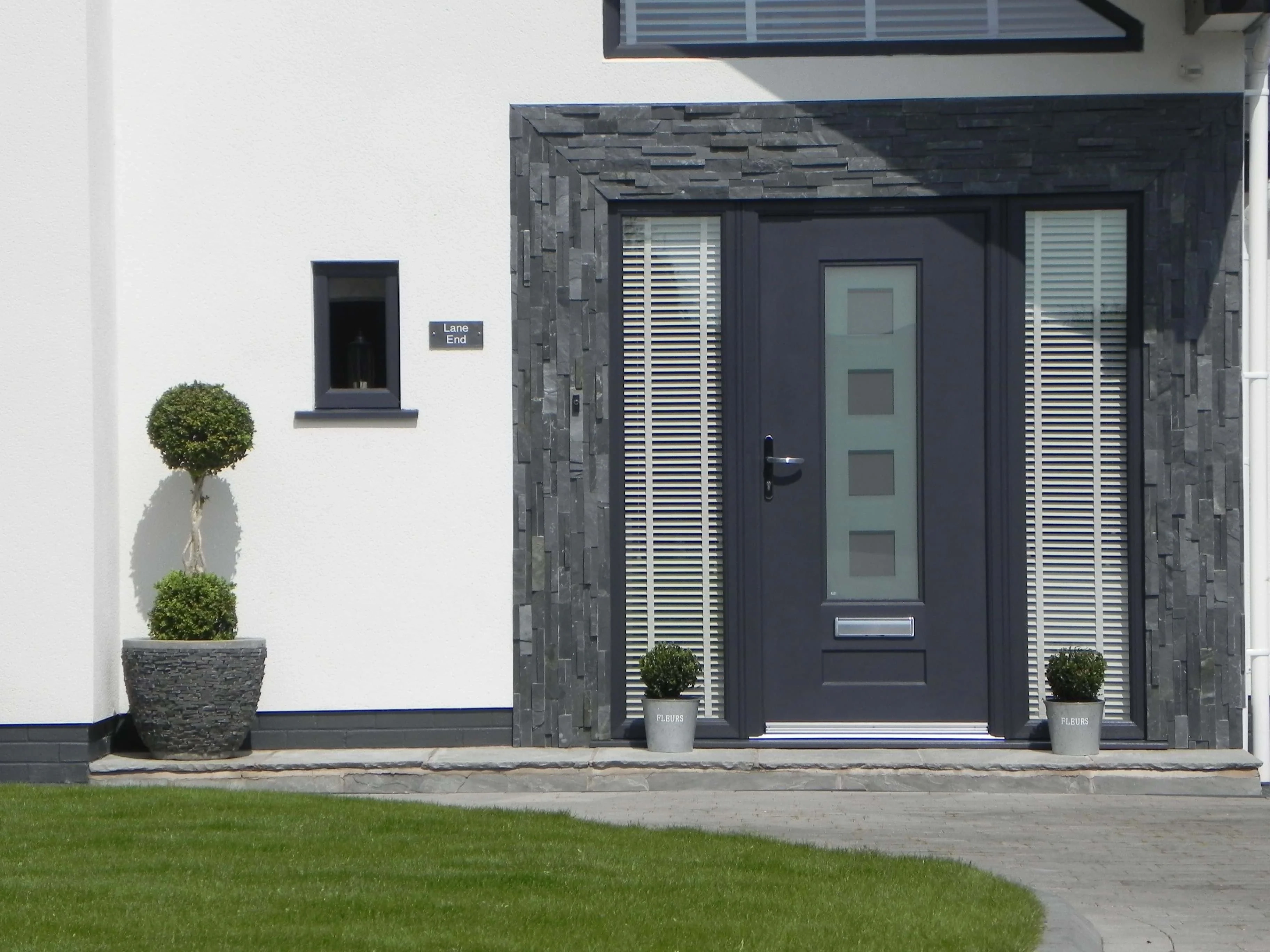 SOLIDOR STABLE FRONT